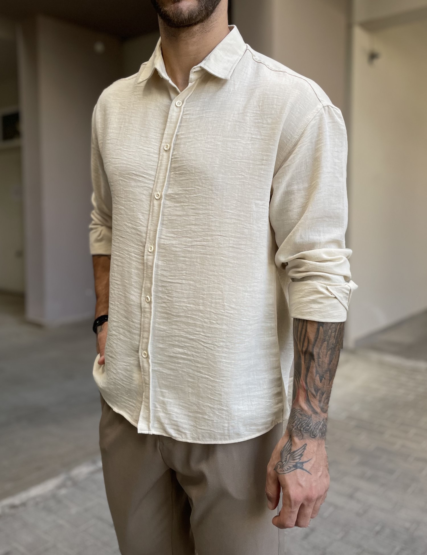 Ανδρικό εκρού γκοφρέ Overshirt με γιακά RMZ579 φωτογραφία